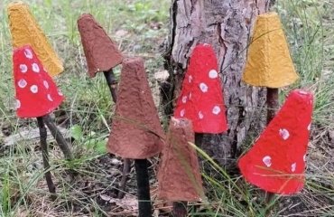 mushrooms crafts with egg cartons for autumn as decoration for garden beds and pots crafts with egg cartons for autumn min