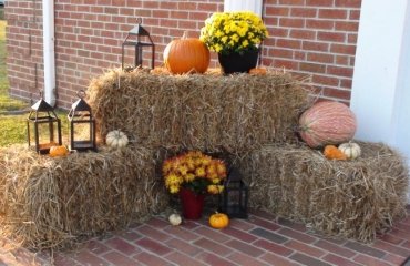outdoor fall decor with hay bales