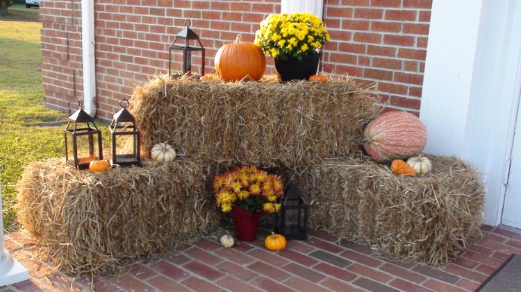outdoor fall decor with hay bales