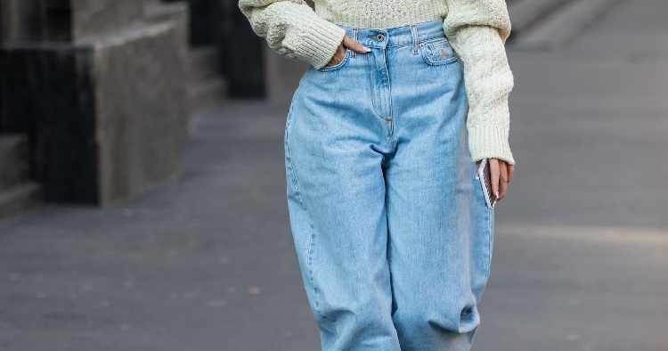 oversized jeans autumn 2023 fashion trend how to style tips outfit ideas