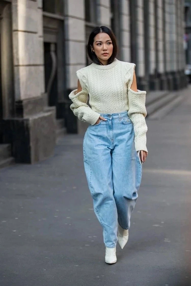 oversized jeans with sweater and boots in white