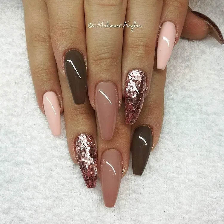 september nails with glitter pink design 2023