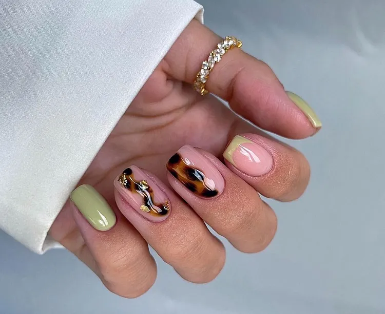 short square animal print nails 2023 fall trends colors