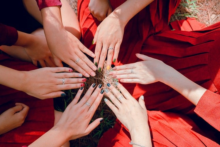 should you match your nail polish to your outfit how