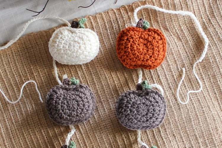 small pumpkin crochet garland free pattern fall 2023