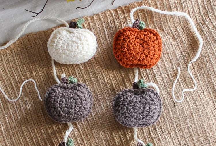 small pumpkin crochet garland free pattern fall 2023
