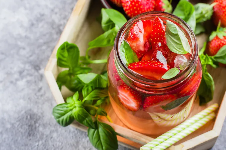 store strawberries in mason jar with water