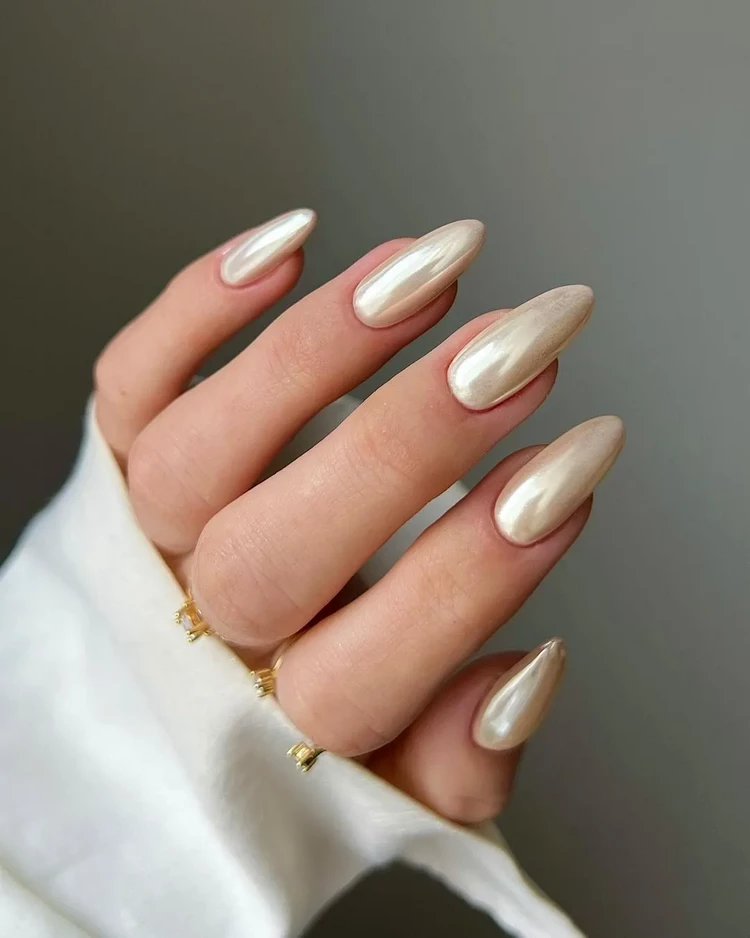 vanilla chrome nails fall 2023 manicure