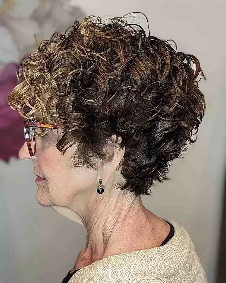 Corte de pelo muy corto para mujeres mayores de 60 años.