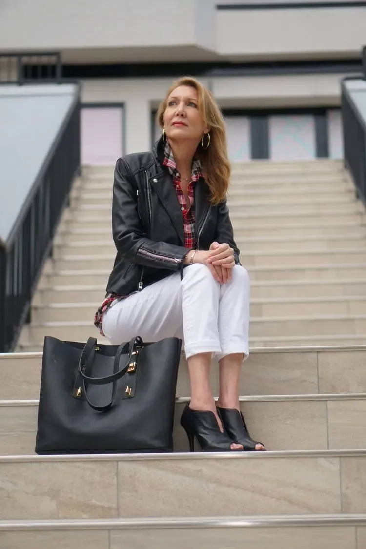 How to Choose a Trendy Handbag for 60 Year Old Woman?