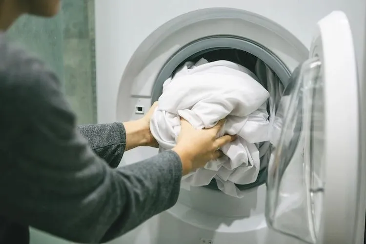 why wash laundry with vinegar