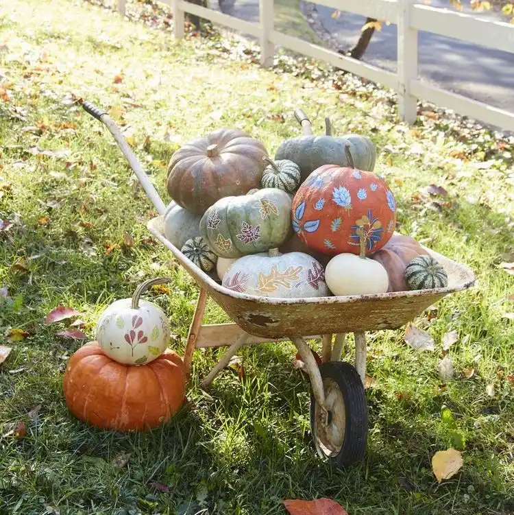 diy fall decorations with pumpkins and leaves