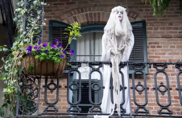 diy halloween decorations for the balcony ghosts with white robes