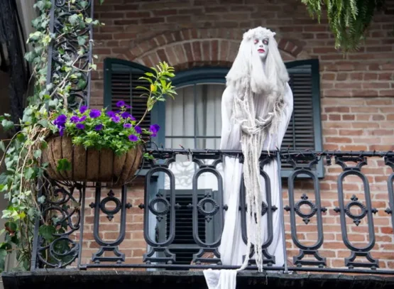 diy halloween decorations for the balcony ghosts with white robes