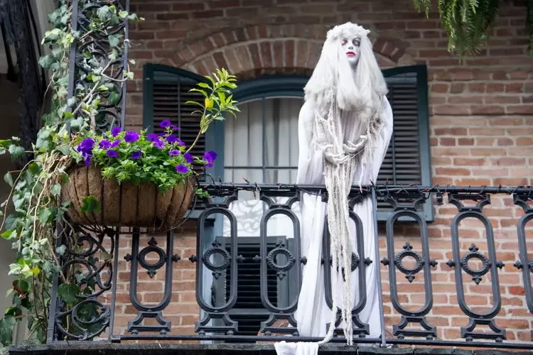 diy halloween decorations for the balcony ghosts with white robes