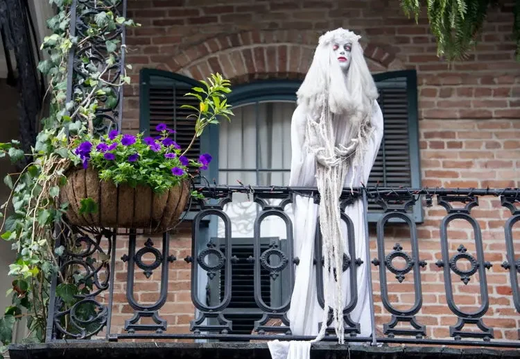 diy halloween decorations for the balcony ghosts with white robes