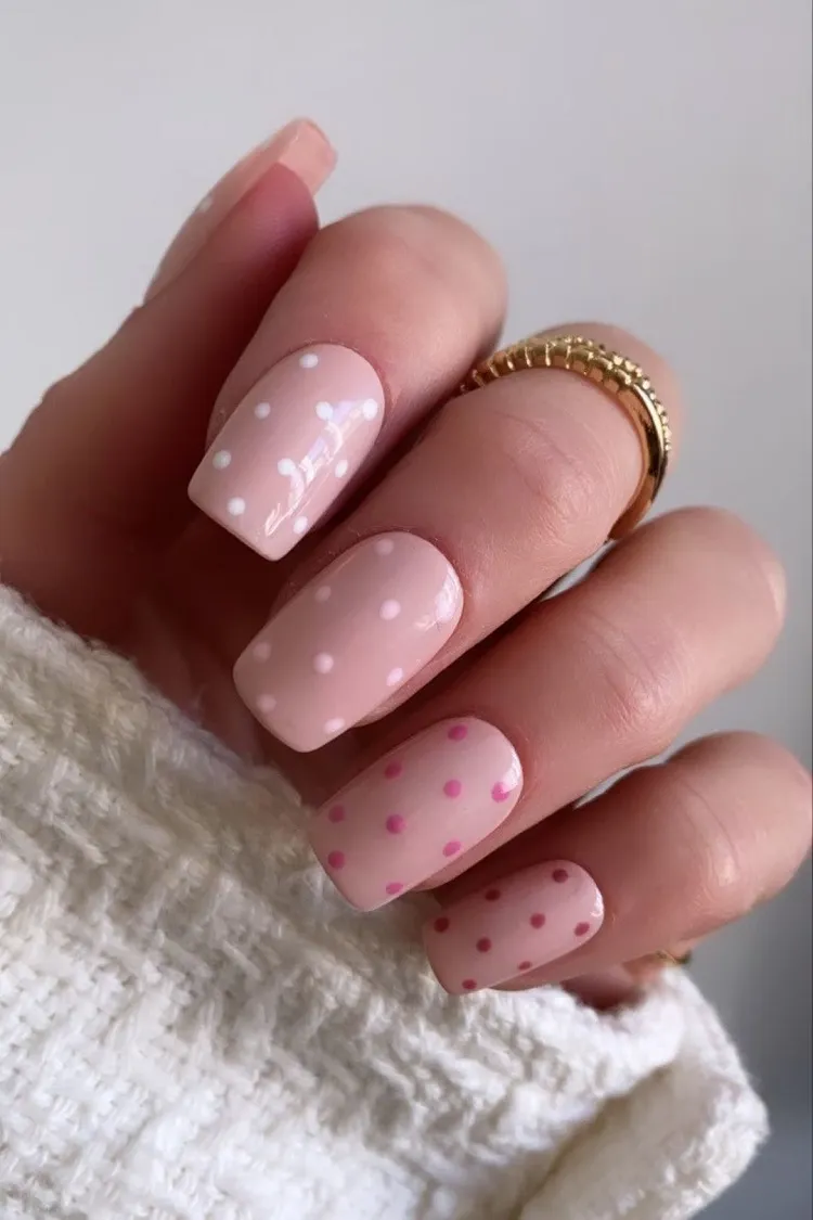 adorables uñas rosadas con puntos ombre