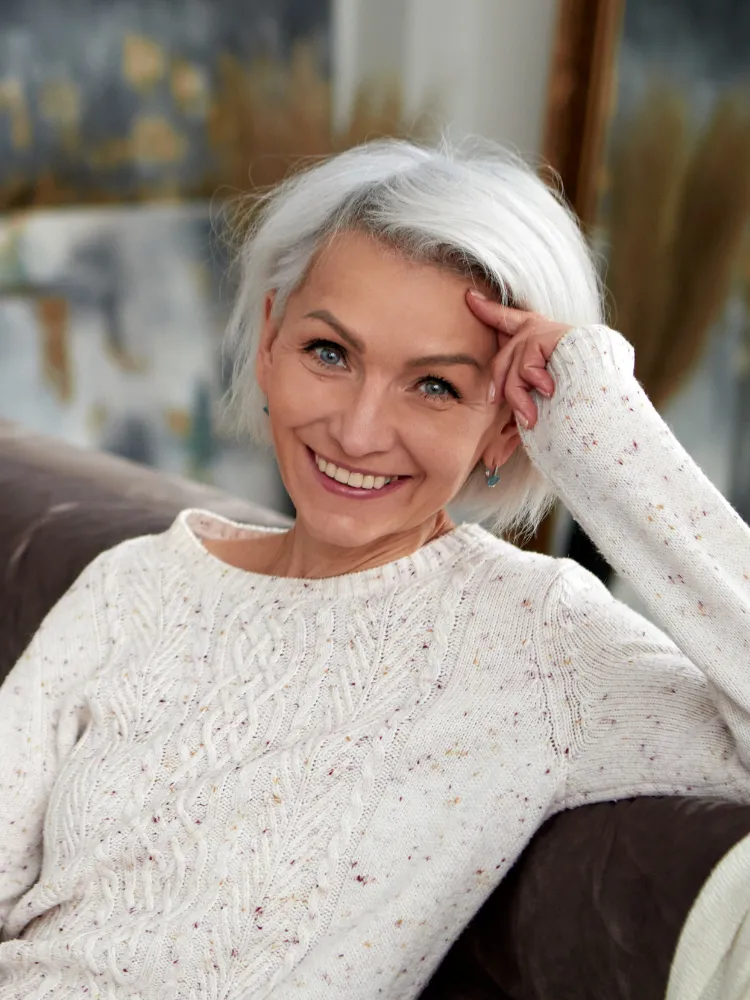 Errores de color de cabello envejecido Mujer rubia platino mayor de 50 años