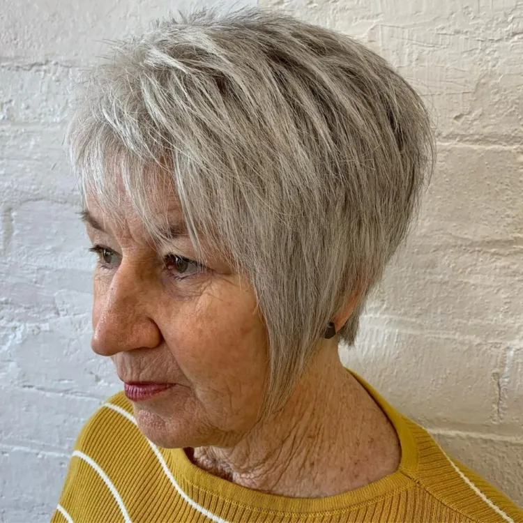 Corte de pelo asimétrico tipo duendecillo, peinados para cabello gris mayor de 60 años.