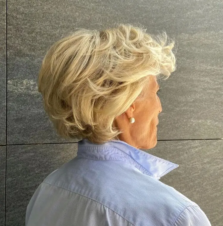 corte de pelo bixie para mujeres mayores de 50 años con capas y flequillo dinero viejo