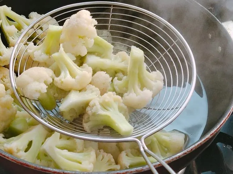 boiled cauliflower to prepar vegetarain meatballs