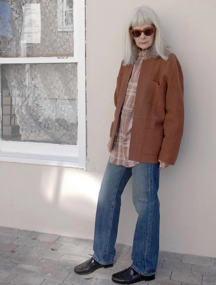 chaqueta de otoño marrón con jeans para mujeres mayores de 60 tendencias de otoño