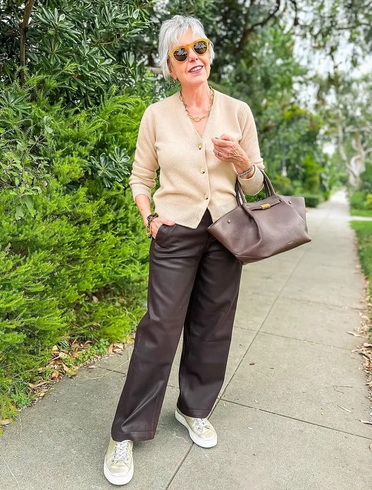 Ideas de outfits casuales de otoño 2023 para una mujer de 60 años.
