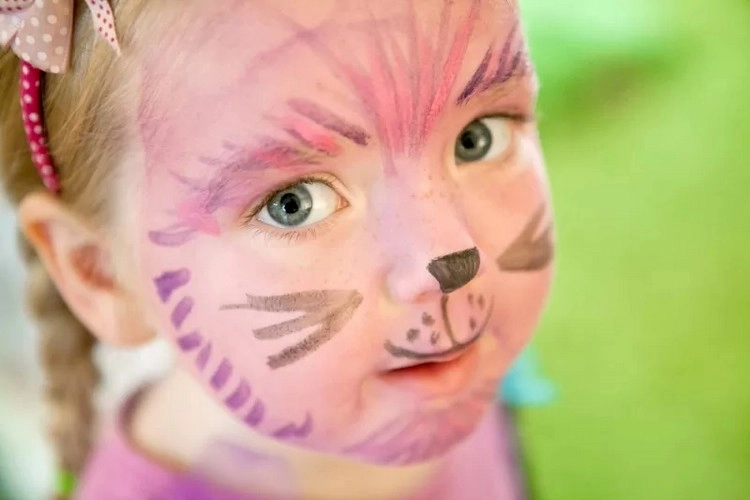 cat face makeup for halloween is very popular with children