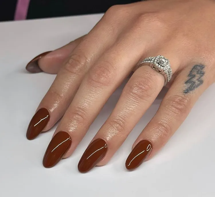 chocolate brown nails 2023 fall october color trends