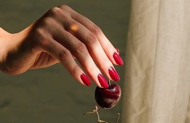 classic cherry red short nails design fall 2023