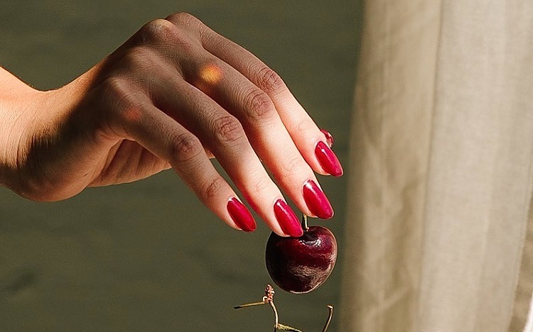 classic cherry red short nails design fall 2023