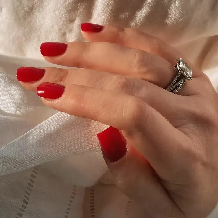 classy short square red nails old money manicure trends 2023