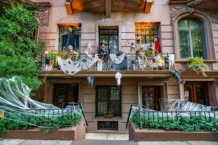 cool halloween decorations for the balcony with cobwebs spiders and other figures