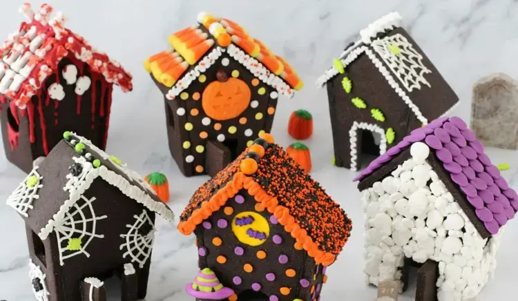 create mini horror house to eat with frosting