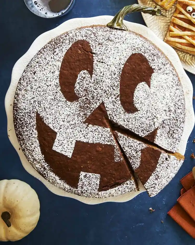 decoration with pumpkin for halloween cake