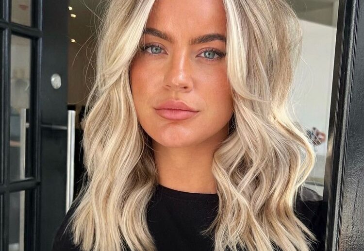 face framing money piece highlights gradient balayage blonde hair