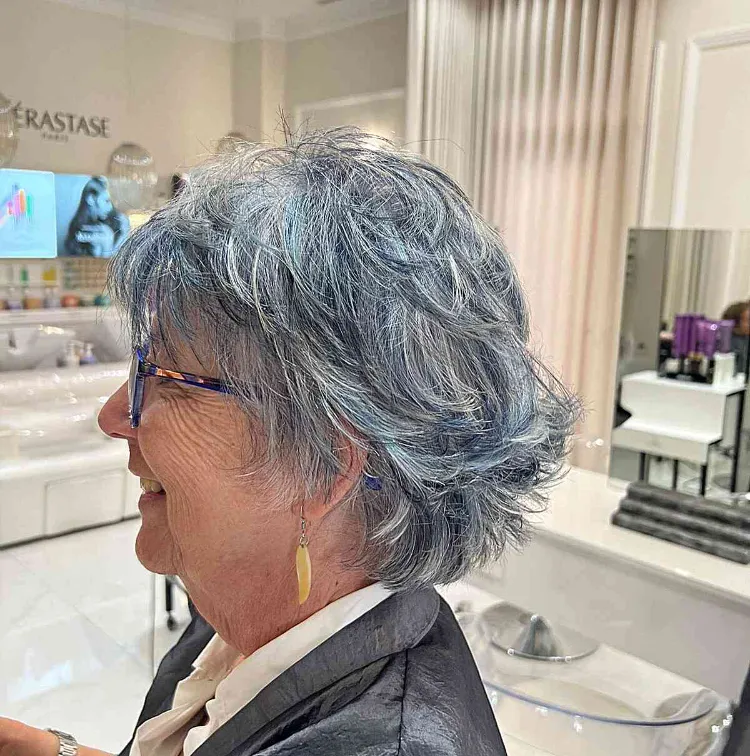 Bob con plumas, peinados para mujeres mayores para cabello gris mayor de 60 años.