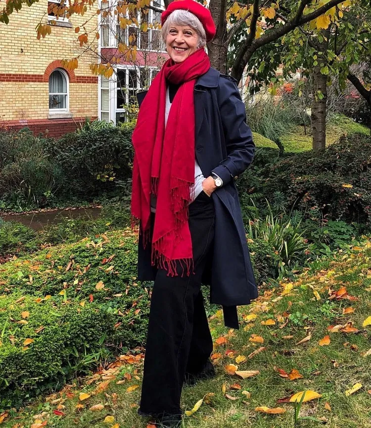 traje de otoño de moda francesa para una mujer de 60 años