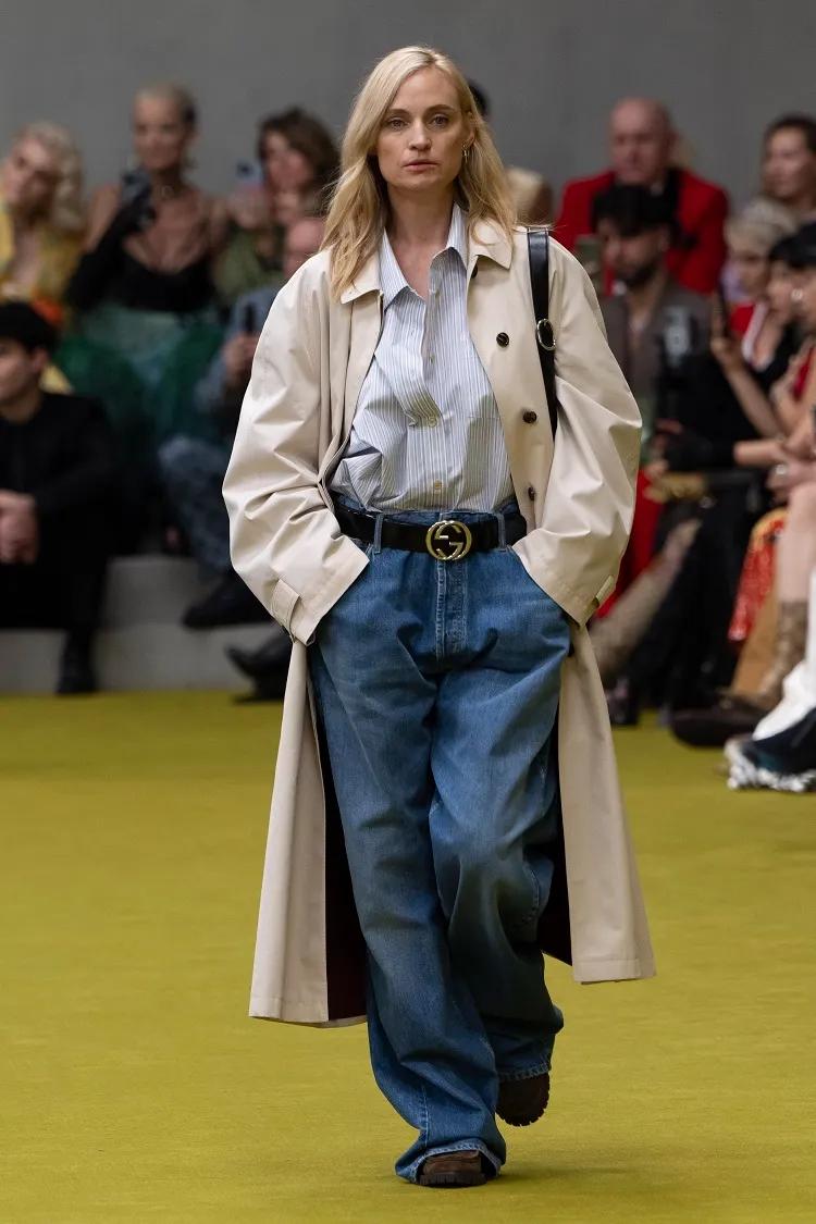 gucci woman fall winter 2023 ready to wear straight blue jeans beige trench coat