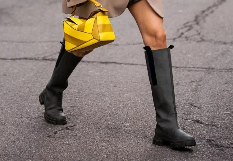 how can you combine rubber boots to create versatile fall outfits 2023