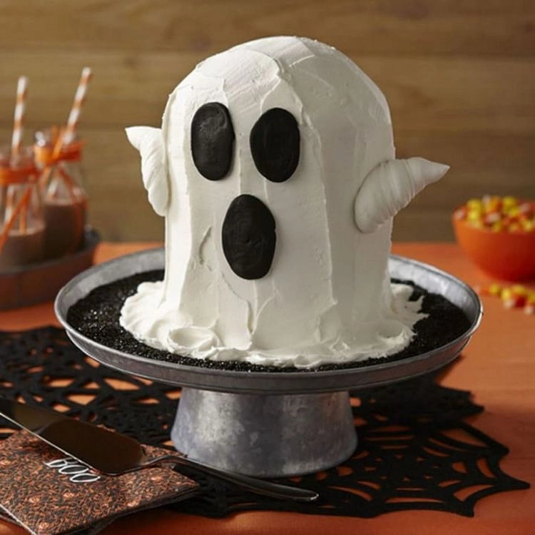 idea for edible halloween decoration ghost cake