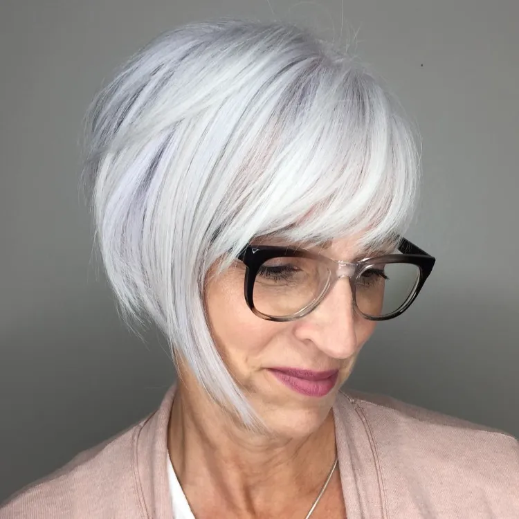 bob en capas para mujeres mayores de 60 años con cabello gris