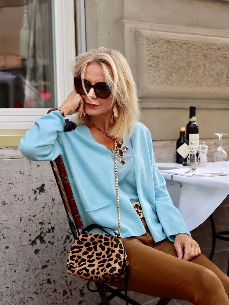 estampado de leopardo pantalones marrones blusa azul cardigan elegante traje colorido mujeres mayores de 60 años