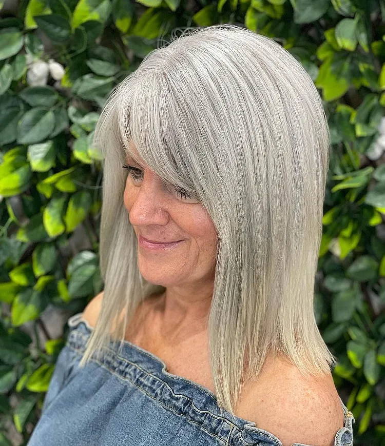 long bob lob hairstyle for women over fifty with gray hair
