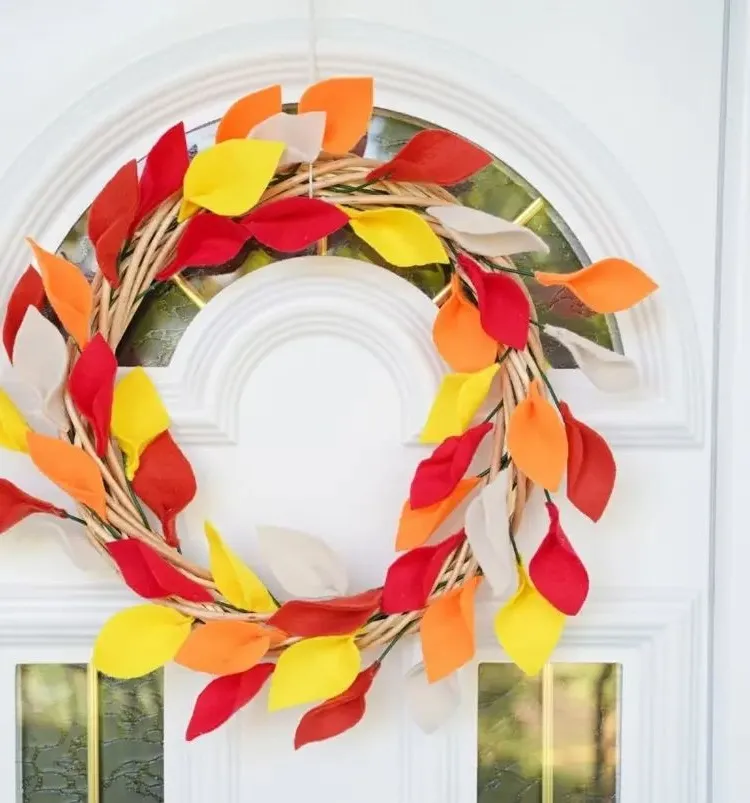 make your own autumn wreath with leaves from felt and vine wreath
