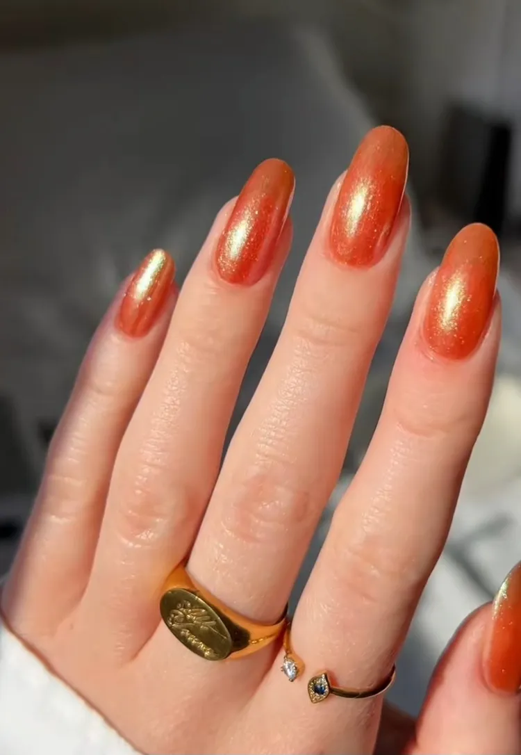 minimalist pumpkin spice gold glitter manicure