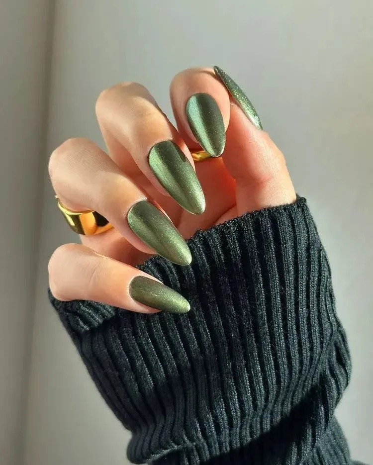 nail art trend 2023 deco green nails elegant design