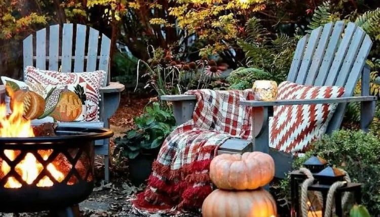 outdoor garden decoration fall 2023 ideas cosy warm atmosphere ideas for halloween