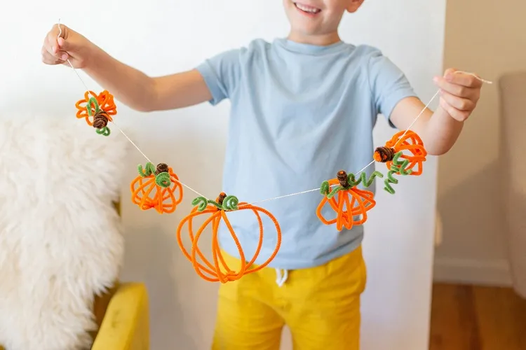 pipe cleaner pumpkin garland diy halloween crafts kids