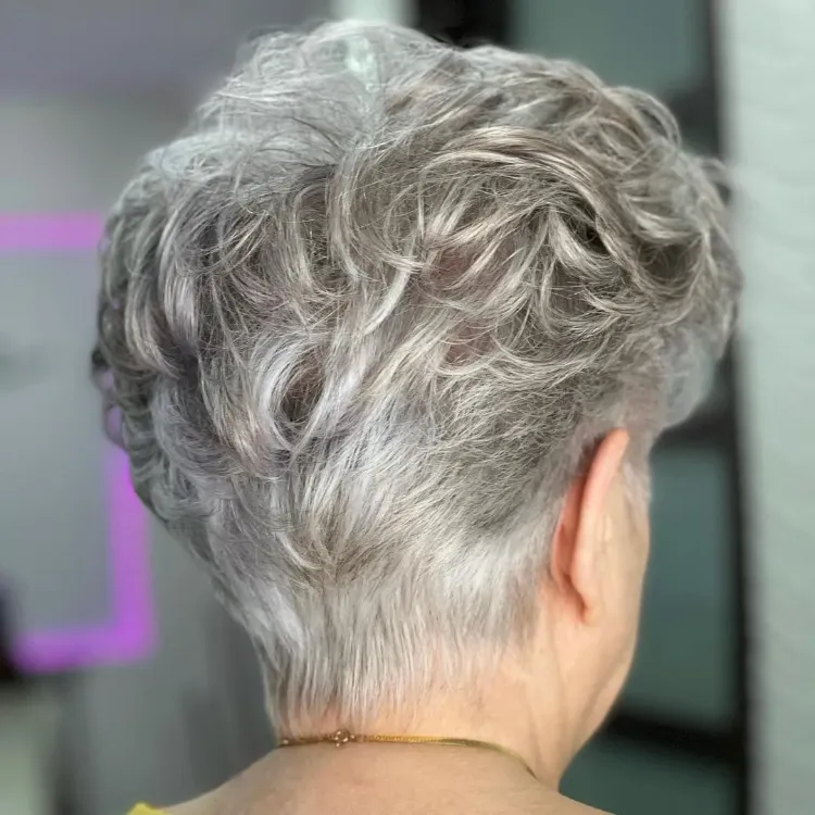duendecillo con corte para mujeres mayores de 60 años con cabello gris